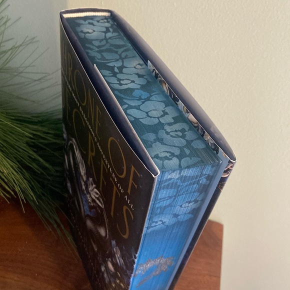 Throne of Secrets - First Edition- custom sprayed edges - Picture 2 of 7